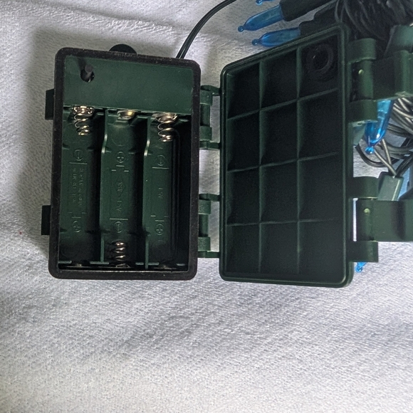 Christmas String Lights, 50-Count Green Wire Light Set, Battery Operated (EUC) - Picture 6 of 6